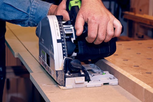 Lige snit i plader med rundsav: Langt lige bræt Lige snit i plader med rundsav: Langt lige bræt